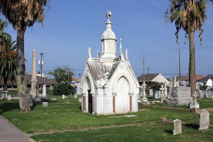 The Galveston Cemetery Tour - Walk With The Dead!