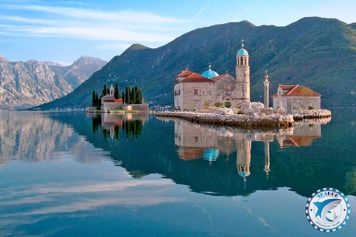 מערת הכחול, אי מאמולה, מנהרות צוללות וגברתנו של הסלעים (3 שעות)