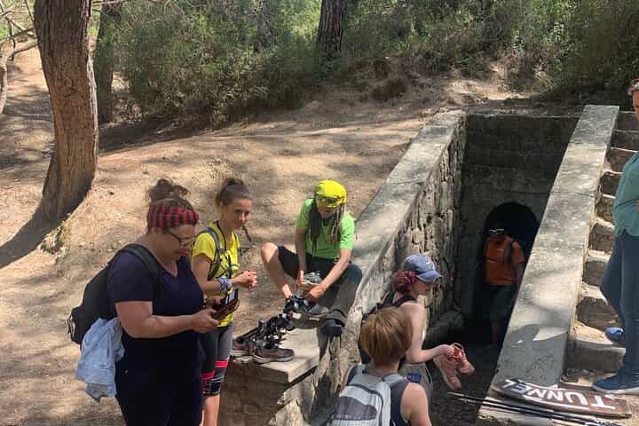 טיול רגלי באיזורי רודוס. גלו את הצמחייה, החי, ההיסטוריה והמסורת.