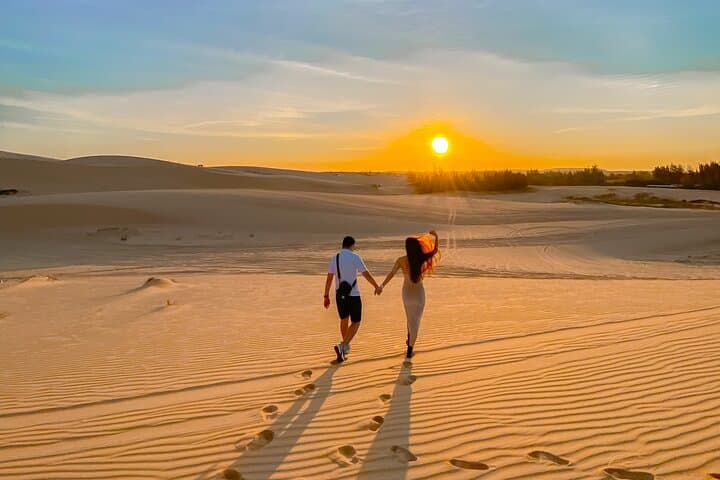 5-Hour Sunrise or Sunset Jeep Tour from Mui Ne Beach Town