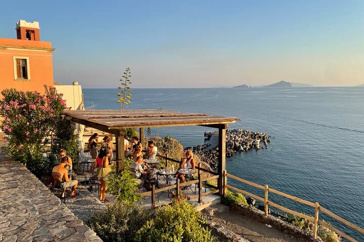 סיארה דל פואקו מהים עם אפריטיבו לגינוסטרה, סיור בסירה