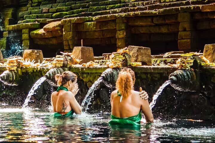 טיהור מים קדושים בבאלי וקריאת כף היד