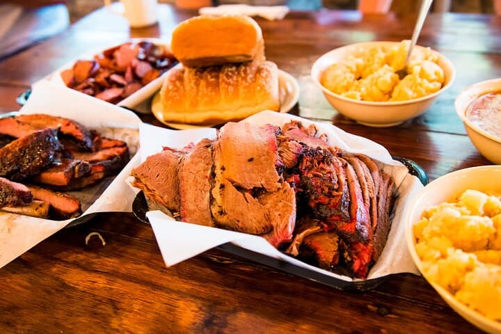 מאוסטין: שירות ההסעות ל-BBQ ויין באזור ההרים