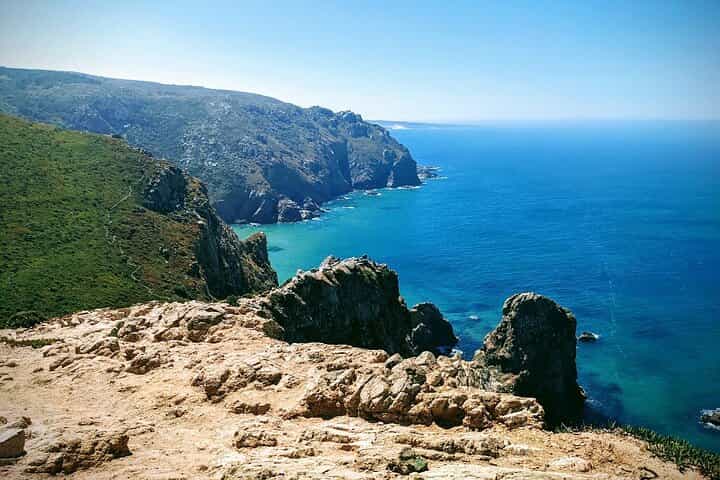 סיור פרטי בסינטרה: ארמונות וחוף ברכב קלאסי או ג'יפ