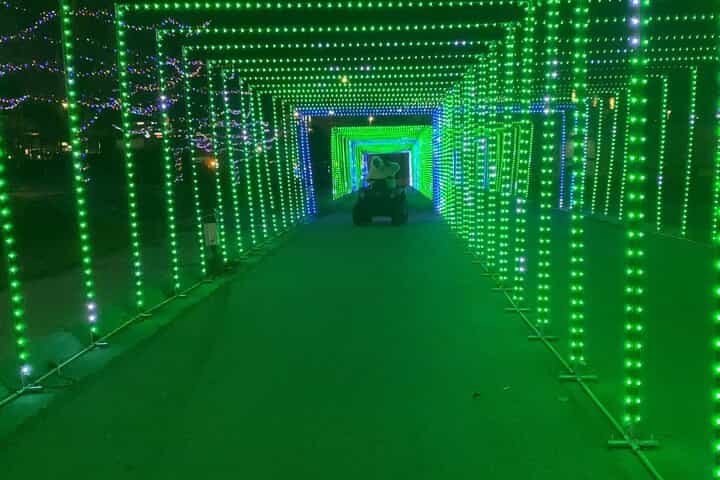 תצוגת אורות חג המולד בנסיעה