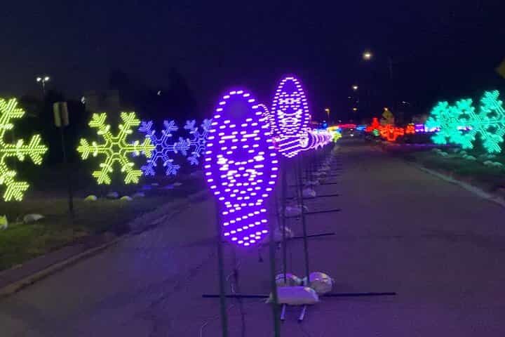 תצוגת אורות חג המולד בנסיעה