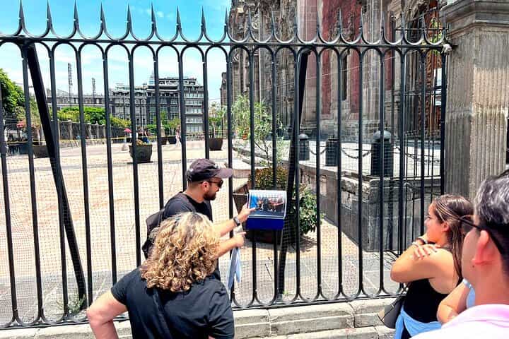 סיור רגלי באתרים של טלוויזיה וסרטים במרכז מקסיקו סיטי