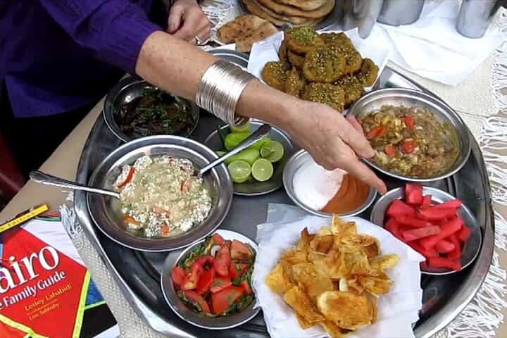 סיור לקברים החדשים ביותר בסקררה וארוחת צהריים בחווה עם מקומיים.