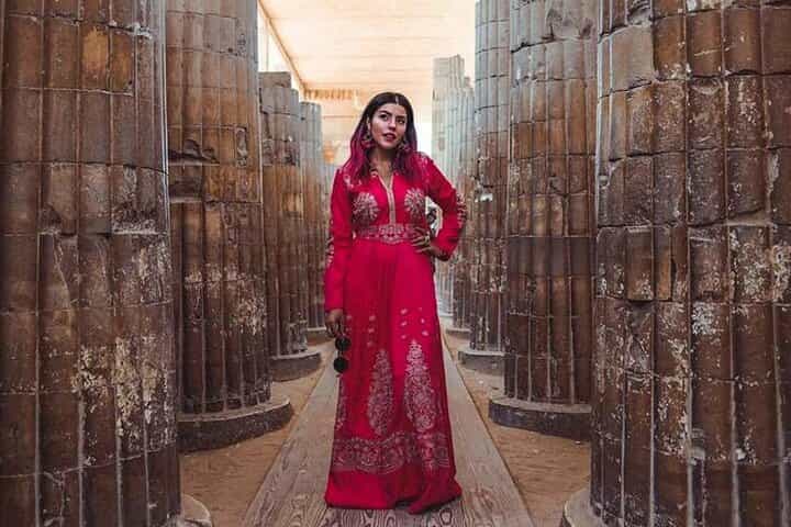 סיור לקברים החדשים ביותר בסקררה וארוחת צהריים בחווה עם מקומיים.