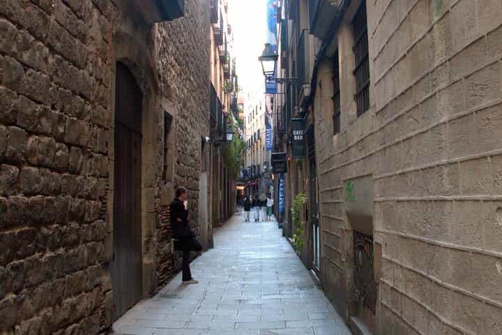 איתן וסיפורי אל בורן: סיור אודיו עצמאי.