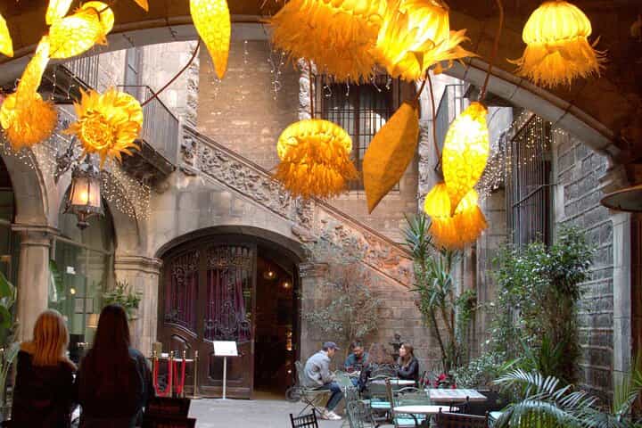 איתן וסיפורי אל בורן: סיור אודיו עצמאי.