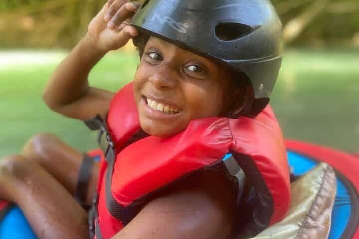 נהרות מהירים בג'מייקה עם מדריך טיולים צרפתי