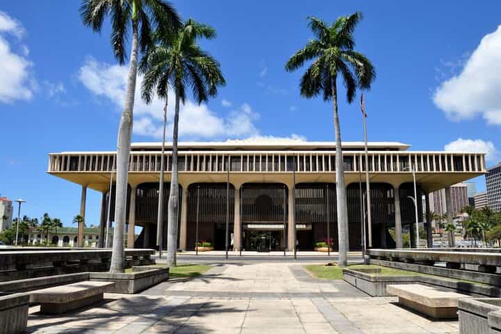Charms of Honolulu Private Walking Tour for Couples