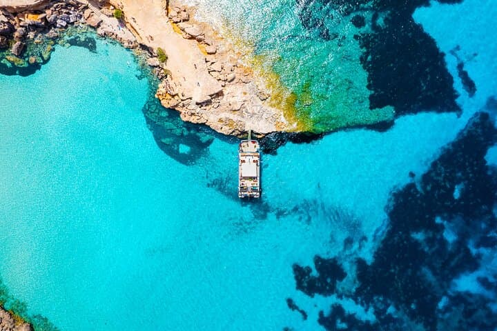 שיט קפיצים בחופים של איביזה עם סאפ, שתייה ואוכל למשך 6 שעות