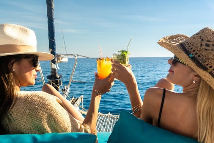 שייט קטמרן קבוצת קטן במלorca עם טאפאס