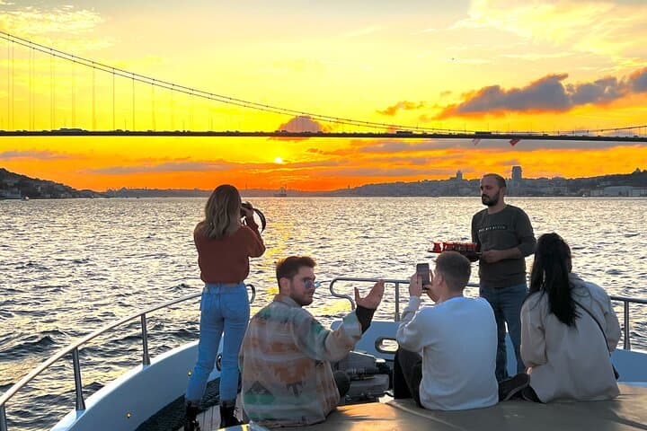 Sunset or Daytime Istanbul Guided Luxury Yacht Cruise with Snacks