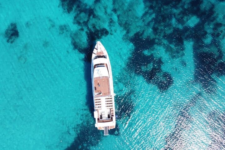 סיור נוחות בסירה בארכיפלג לא מדלנה