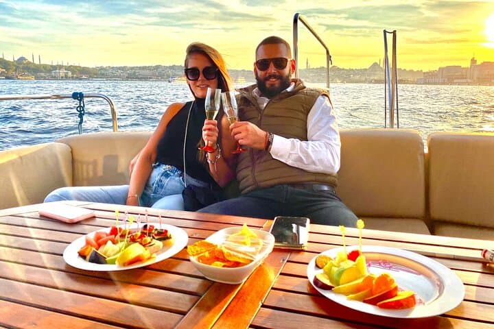 Sunset or Daytime Istanbul Luxury Yacht Cruise with Snacks