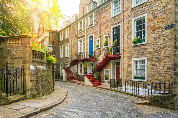 Private Romantic Walking Tour Edinburgh with Castle Views