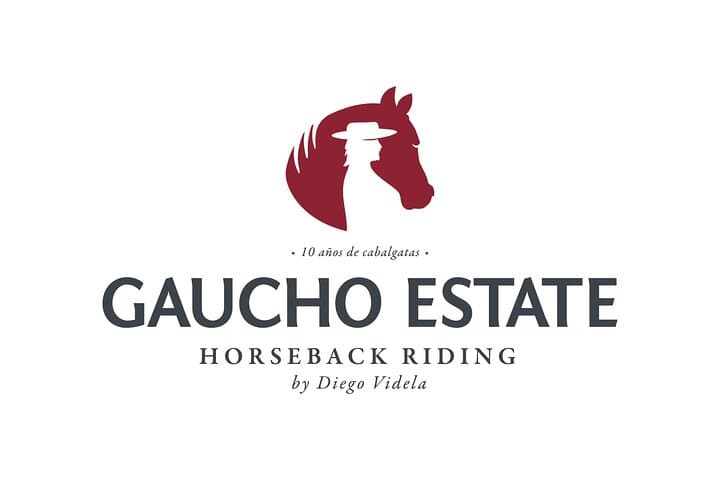 רכיבה על סוסים בשקיעה