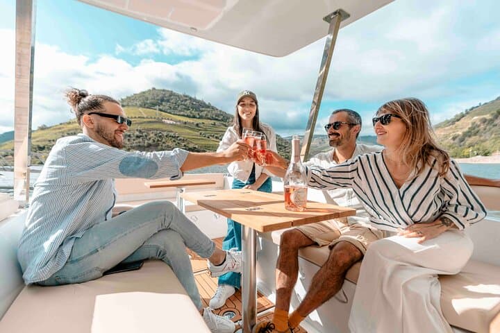 Pinhão: Electric Boat Experience 1h - Taste of Two Wines