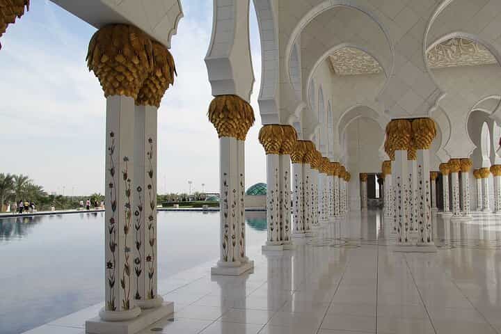 Abu Dhabi: Full Day Guided City Tour on Sharing Transportation