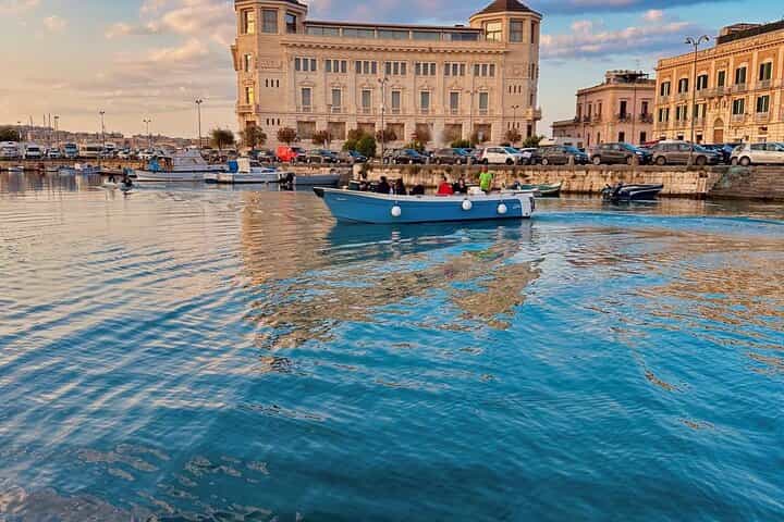 Syracuse: Boat tour with Aperitif 2 hours