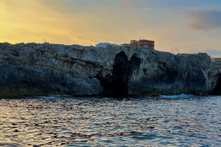 Syracuse: Boat tour with Aperitif 2 hours