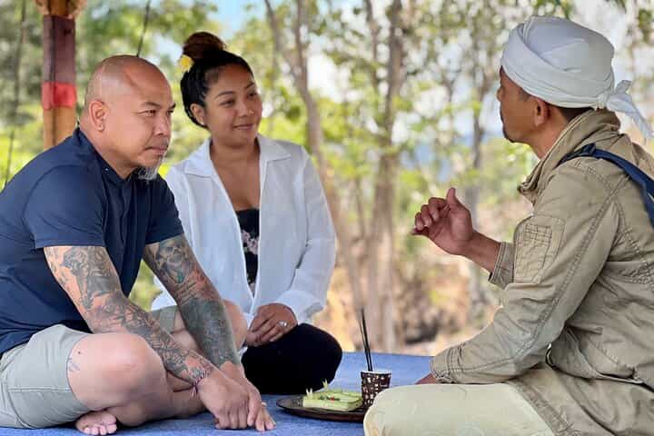 טיהור מים קדושים בבאלי וקריאת כף היד