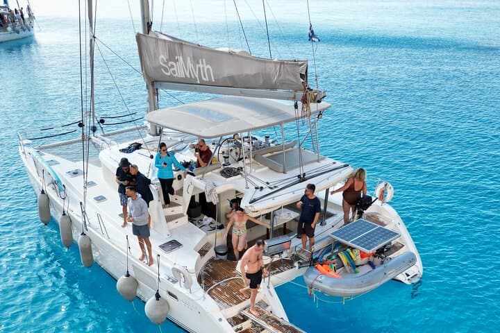 הטוב ביותר ממילוס ופוליגוס השייט בשנורקל בקטאמרן עם ברביקיו.