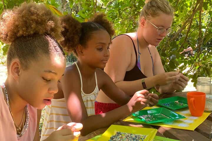 Souvenirs workshop A Mi Mek It! in Montego Bay Jamaica (FR & EN)