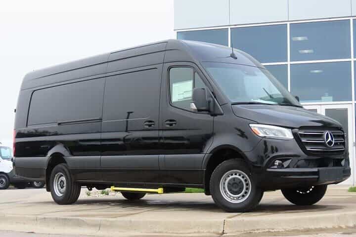 העברת יציאה מארגוסטולי לשדה התעופה Kefalonia EFL על ידי van.