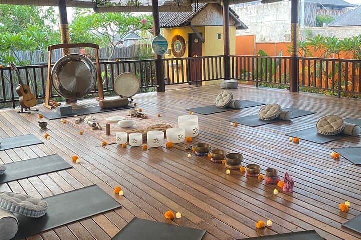 מסע ריפוי באמבט צלילים באי נוסה למבונגן