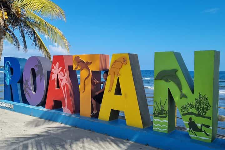 Beach, shopping, views. Live Roatan!