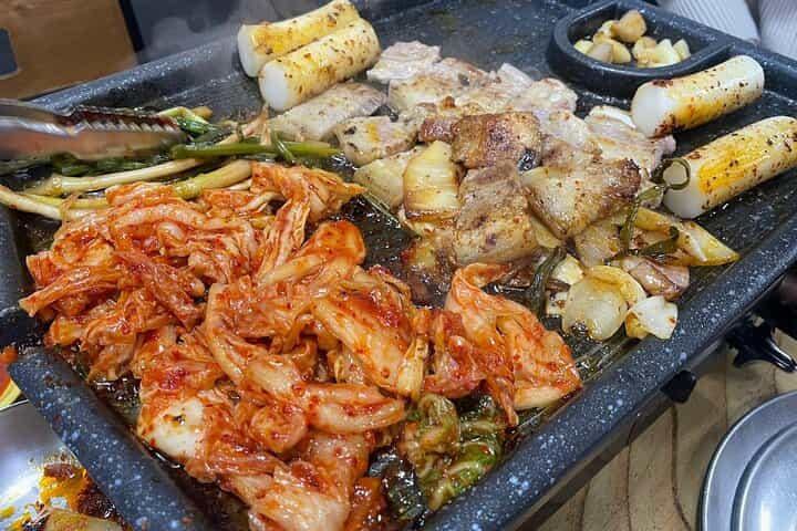 שילוב בישול ק BBQ קוריאני מקומי ונזיד קימצ'י חקור אוצרות חבויים בסיאול