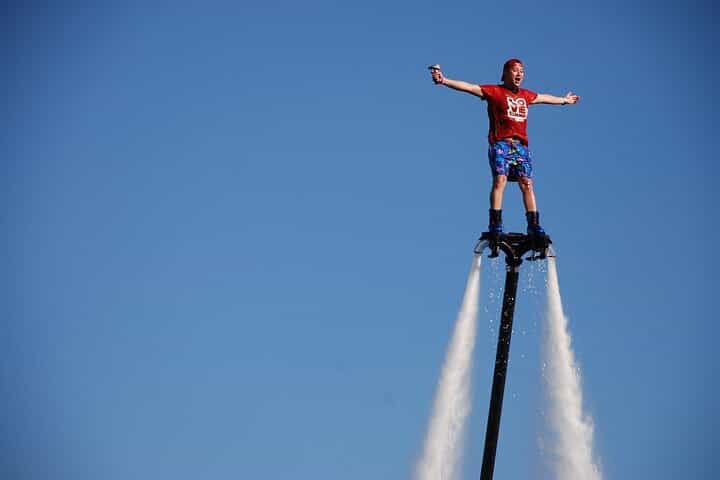הרפתקת Fly Board פרו בסנטוריני בחוף פריבולוס