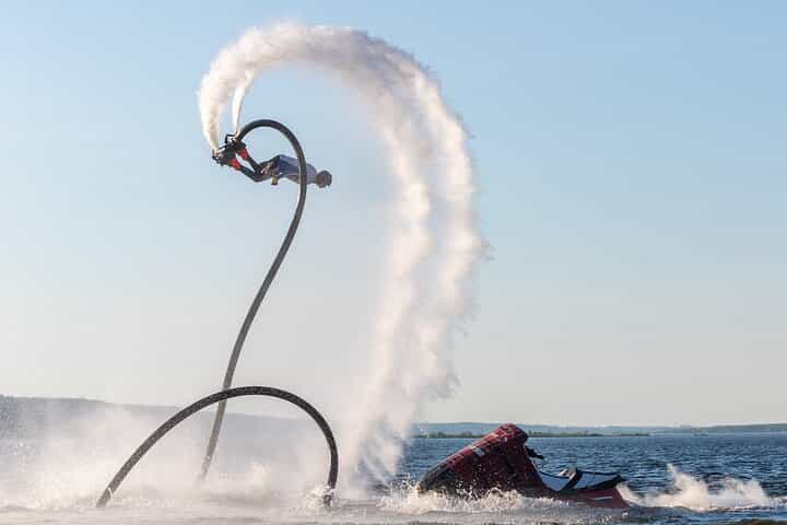הרפתקת Fly Board פרו בסנטוריני בחוף פריבולוס