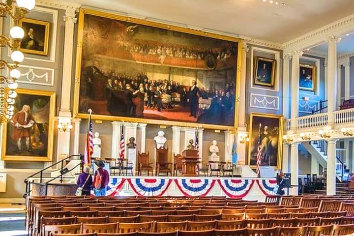 הסיור ההולך בבוסטון בקבוצות קטנות על הסיפור המהפכני המלא