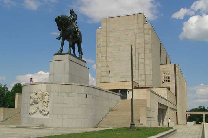 סיור אלטרנטיבי בפראג בהולשוביצה, קרלין וז'יז'קוב