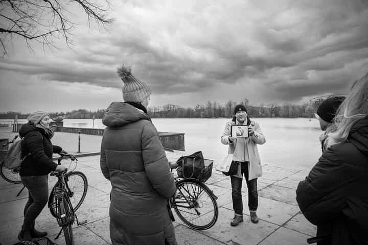 מעקב אחרי הפשע באופניים ממקום פשע למקום פשע
