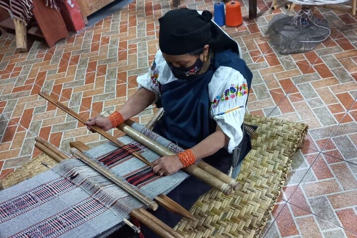 שוק אוטבלו, אמנות ומוזיקה עם אמצע העולם (שעון שמש)