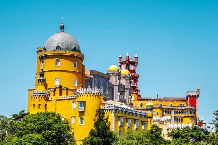 סיור פרטי בסינטרה: ארמונות וחוף ברכב קלאסי או ג'יפ