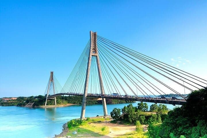 סיור יומי בעיר באטאם עם כרטיס מעבורת, ארוחת צהריים ועיסוי