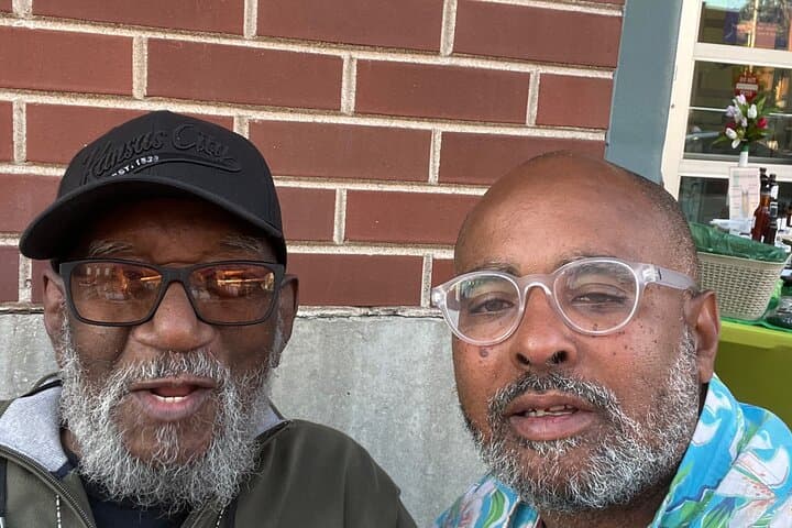 ביפ ובeyond 18 והיין סיור ג'אז חי והליכה.