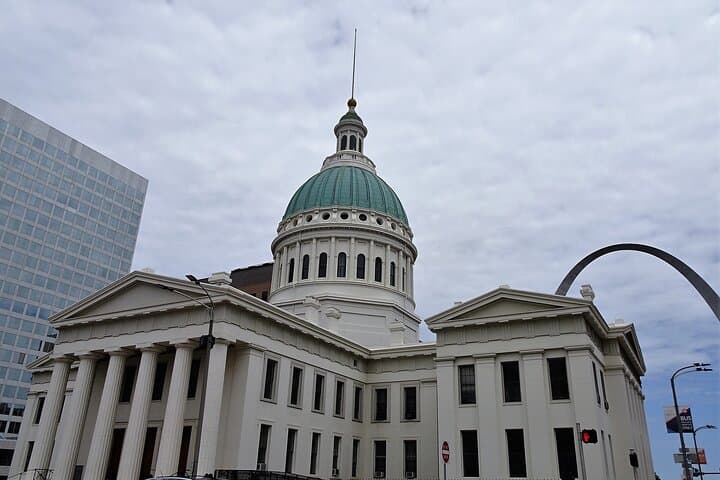 סיור הליכה באתרים במרכז העיר מזרח.