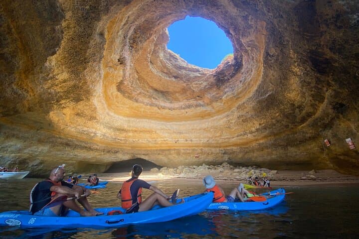 קיאקים למערת בנגיל, קבוצות קטנות בהנחיית מקומי