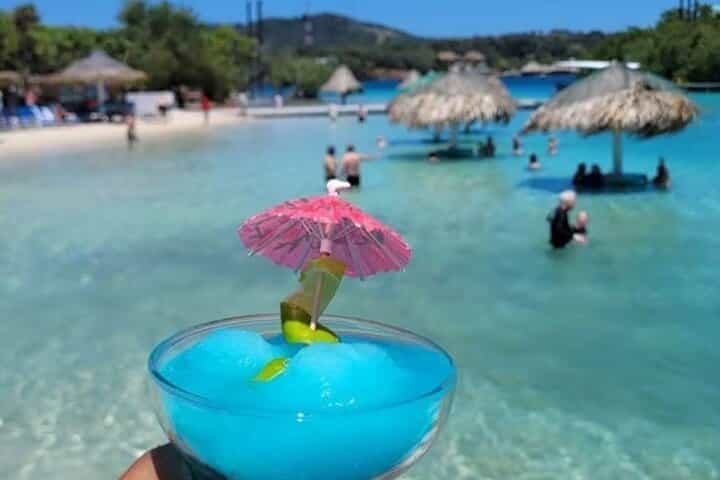 Beach, shopping, views. Live Roatan!