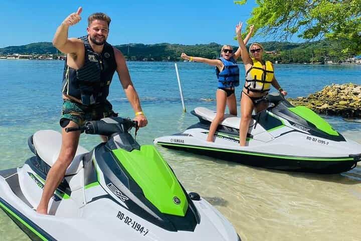 Beach, shopping, views. Live Roatan!