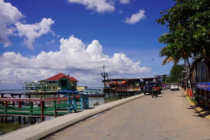 Beach, shopping, views. Live Roatan!