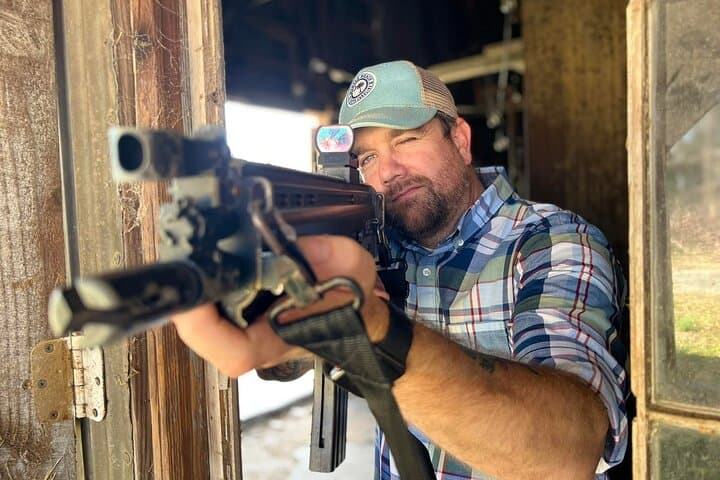 סיור הליכה של המת dead על שטח הצילום הפרטי